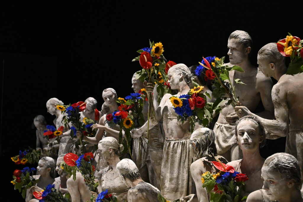 Spectacle de danse, avec des danseurs recouvert de farine pour représentés des statues fleuries